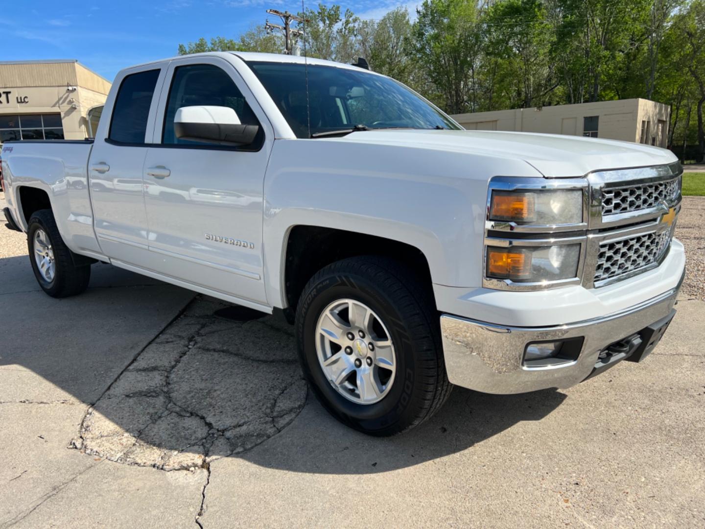 2015 White /Gray Chevrolet Silverado 1500 LT (1GCVKREC8FZ) with an 5.3 V8 engine, Automatic transmission, located at 4520 Airline Hwy, Baton Rouge, LA, 70805, (225) 357-1497, 30.509325, -91.145432 - 2015 Chevrolet Silverado 1500 Double Cab LT 4X4 5.3 V8 Gas, 200K Miles, Power Windows, Locks, Mirrors & Seat, Bed Cover, Tow Pkg. NO IN HOUSE FINANCING. FOR INFO PLEASE CONTACT JEFF AT 225 357-1497 CHECK OUT OUR A+ RATING WITH THE BETTER BUSINESS BUREAU WE HAVE BEEN A FAMILY OWNED AND OPERATED BUSIN - Photo#3